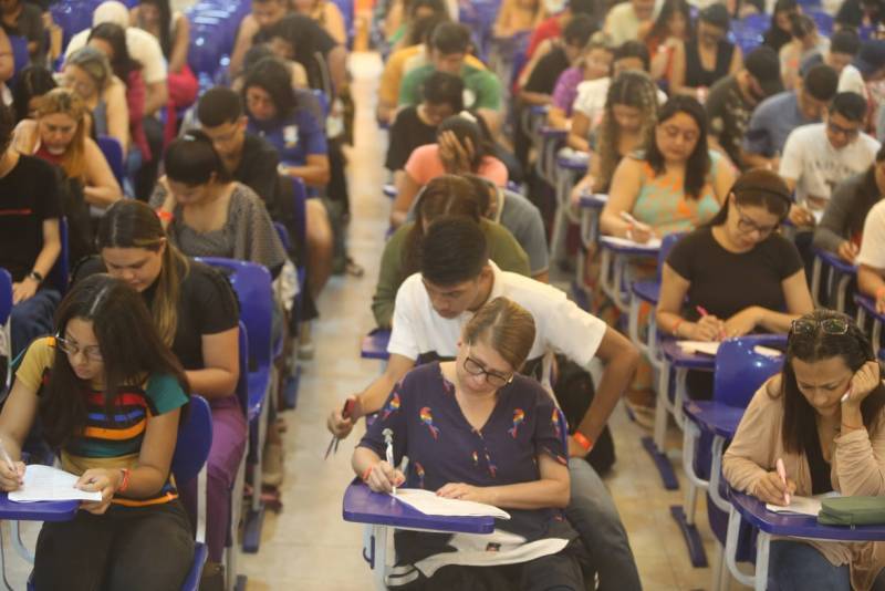 Alunos fazendo a revisão para o concurso do Banpará.