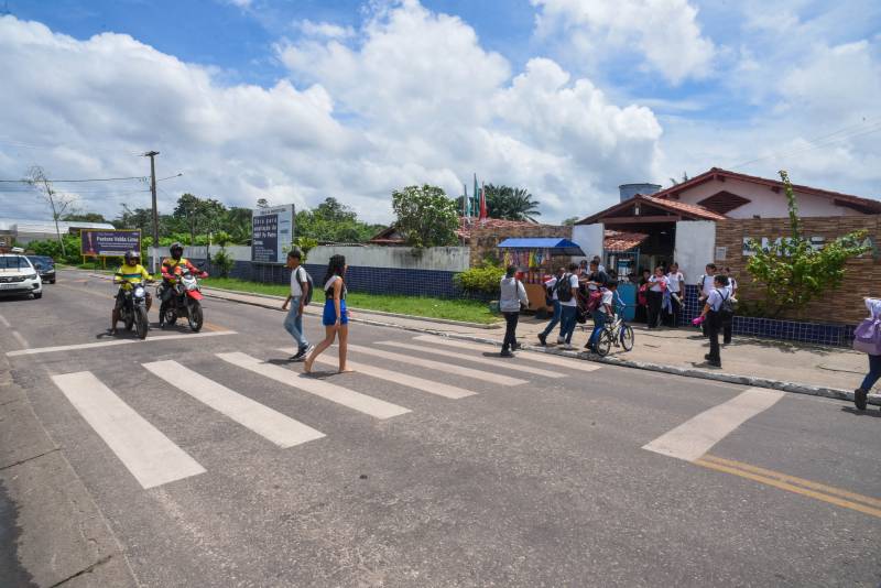 Alunos aproveitam a travessia segura.