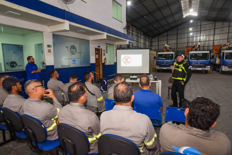 Agente da Semutran palestrando em empresa.