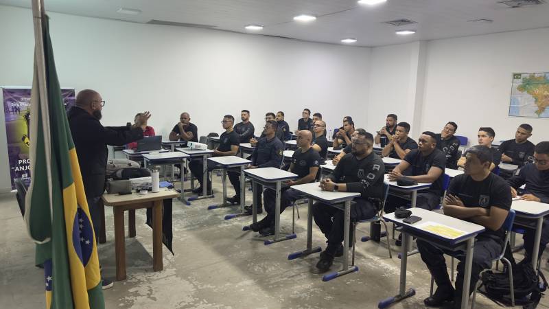 Policiais recebem orientações. 