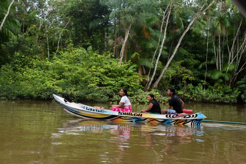 Moradores de outras ilhas indo participar da ação.