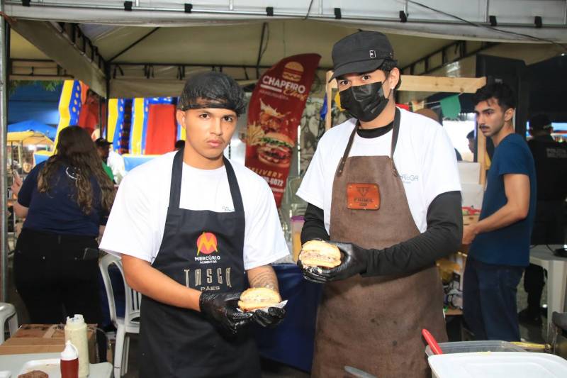Hamburguerias na disputa do concurso pelo melhor sanduíche do evento.