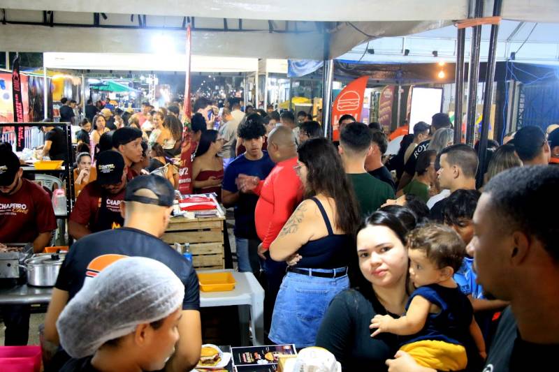 notícia: 1.º Festival do Hambúrguer reúne milhares de pessoas em dois dias de evento
