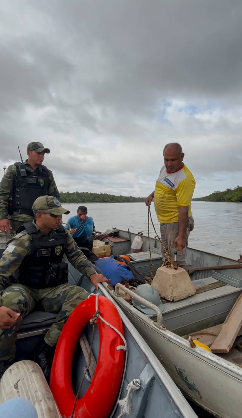Pescadores são abordados pelos Policiais do Grupamento Ambiental.