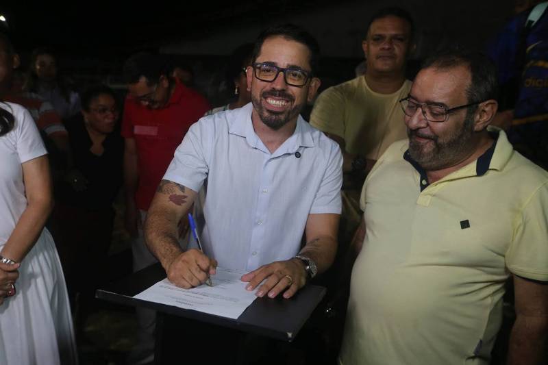 O Vice Prefeito Dr. Hugo Atayde assina Ordem de Serviço.