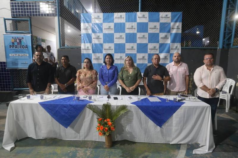 Mesa composta por secretários e chefa de gabinete.