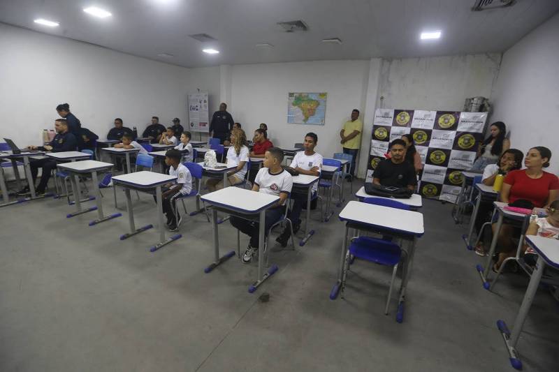 Participantes do projeto recebem certificados.
