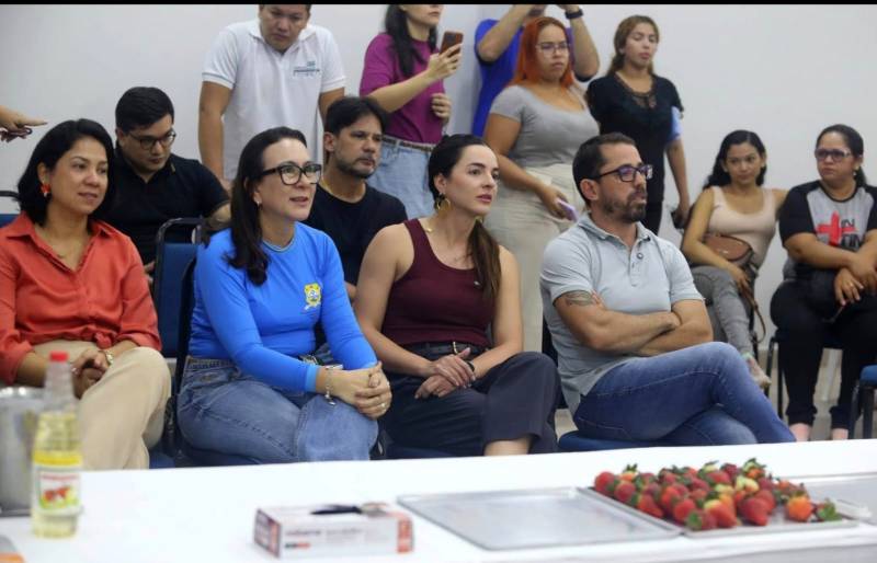 Autoridades prestigiando o evento.