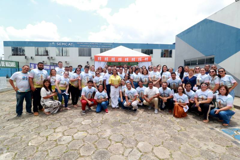 Os servidores da SEMCAT reunidos e emocionados com as bênçãos de Nossa Senhora de Nazaré