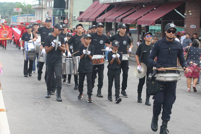 Marchando com disciplina e amor à pátria.