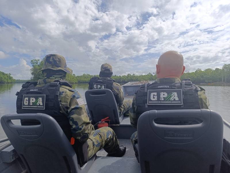 Equipe do Grupamento Ambiental chegando em comunidade ribeirinha para ação educativa.
