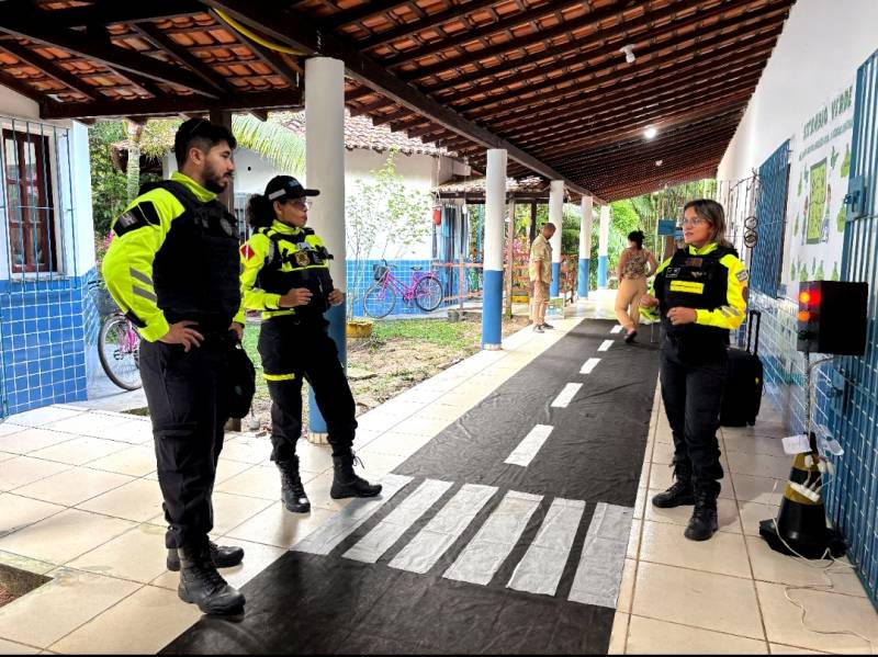 SEMUTRAN vai à escola.