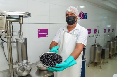 notícia: 'Agora o cliente confia e volta’: capacitações mudam a vida de batedores de açaí em Ananindeua