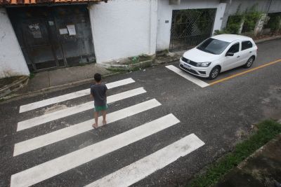 notícia: Prefeitura de Ananindeua revitaliza faixa de pedestres na Rua Santa Maria, na Guanabara