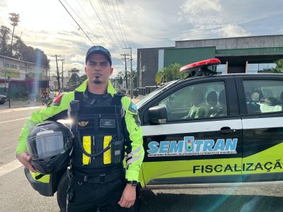 notícia: SEMUTRAN alerta: pilotar sem capacete é infração grave e risco à vida