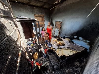notícia: Após incêndio, família é amparada por programas sociais da Prefeitura