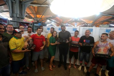 notícia: Prefeitura de Ananindeua, por meio da SEDEC, entrega novos equipamentos para os comerciantes da Feira do IV