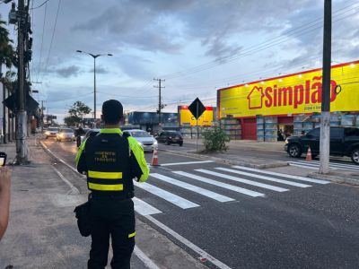notícia: Nova faixa de pedestres é instalada na Avenida Mário Covas para garantir mais segurança viária