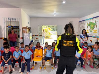 notícia: SEMUTRAN promove aula de cidadania no trânsito para crianças da UEI Sementes do Ananin