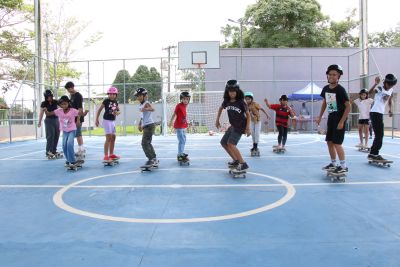 notícia: CEU das Artes: Crianças participam de projeto social que ensina a andar de skate