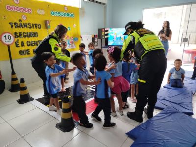 notícia: SEMUTRAN realiza ação educativa sobre trânsito na UEI Paulo Fernandes Macedo