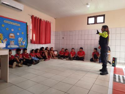 notícia: Educação no Trânsito: SEMUTRAN leva atividades lúdicas à Escola Pequeno Príncipe, em Águas Lindas