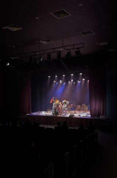 notícia: Teatro Municipal de Ananindeua recebe o espetáculo “Excesso: até onde a vida  suporta?” que mobiliza reflexões sobre resíduos e justiça social