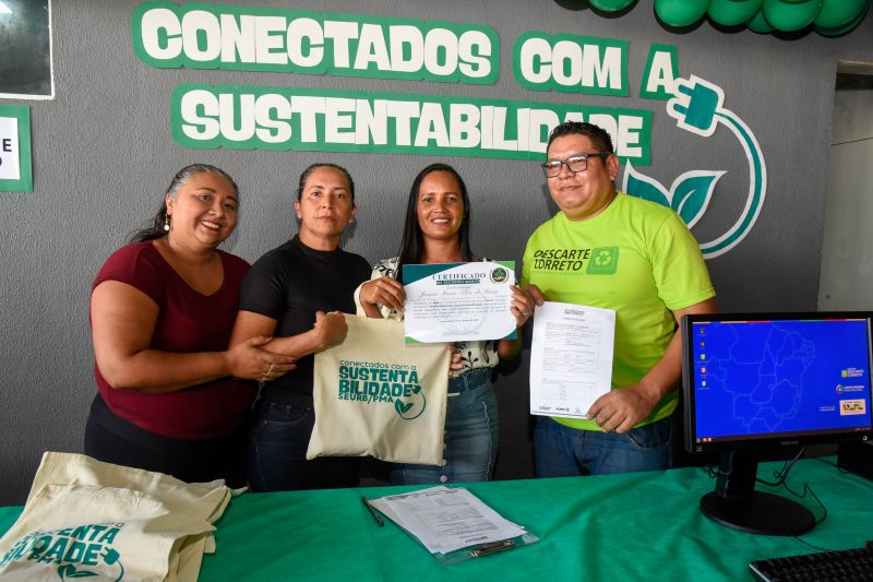 Projeto Conectados com Sustentabilidade com entrega de certificados e computadores