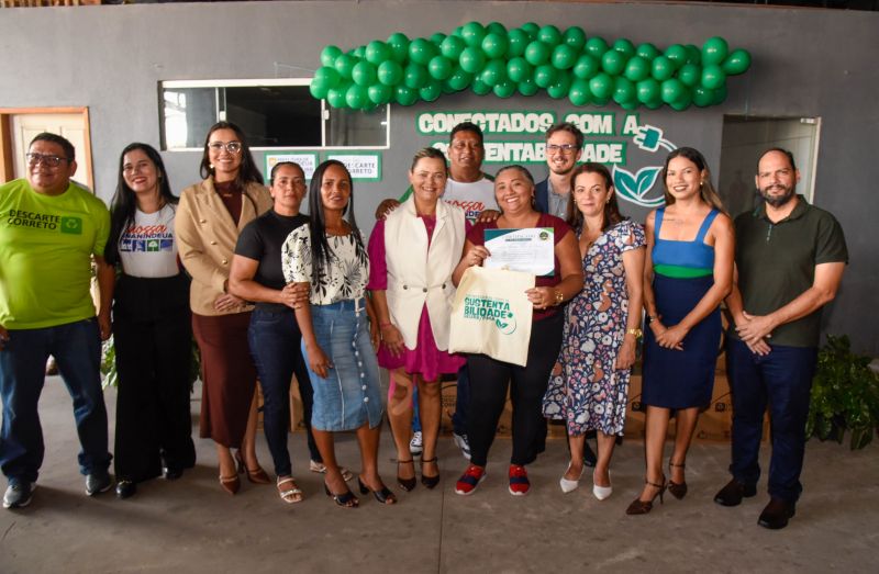 Projeto Conectados com Sustentabilidade com entrega de certificados e computadores