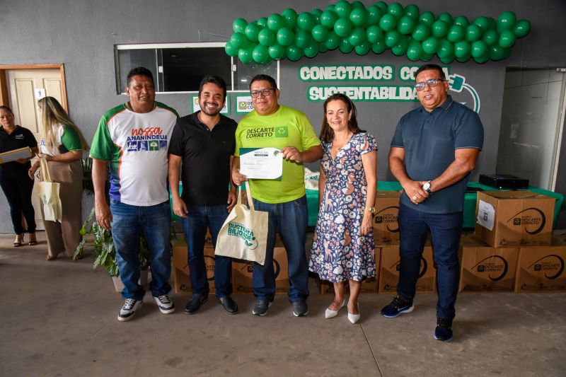 Projeto Conectados com Sustentabilidade com entrega de certificados e computadores