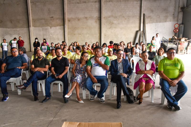 Projeto Conectados com Sustentabilidade com entrega de certificados e computadores