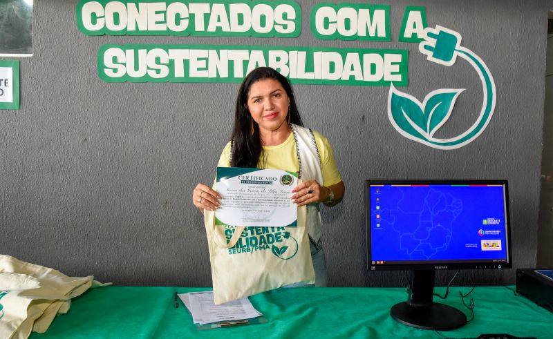 Projeto Conectados com Sustentabilidade com entrega de certificados e computadores