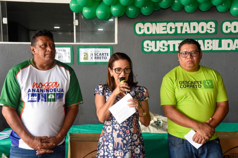 Projeto Conectados com Sustentabilidade com entrega de certificados e computadores