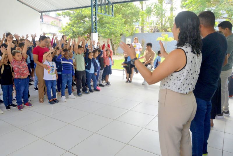 Abertura do ano letivo na escola Hildegarda de Miranda