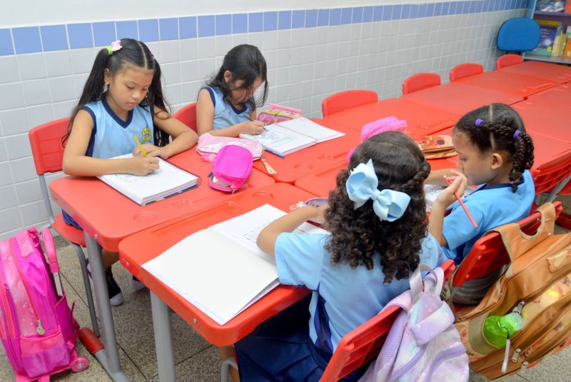 Abertura do ano letivo na escola Hildegarda de Miranda