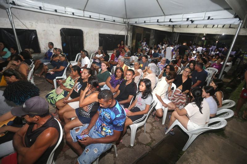 Entrega de certidões de registro de imóveis na comunidade Levilândia