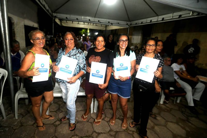 Entrega de certidões de registro de imóveis na comunidade Levilândia