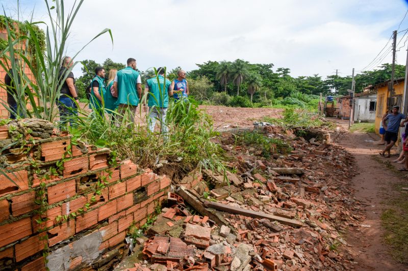 Equipe da Secretaria em notificação sobre o desabamento do muro na alameda Sofia no bairro Centro