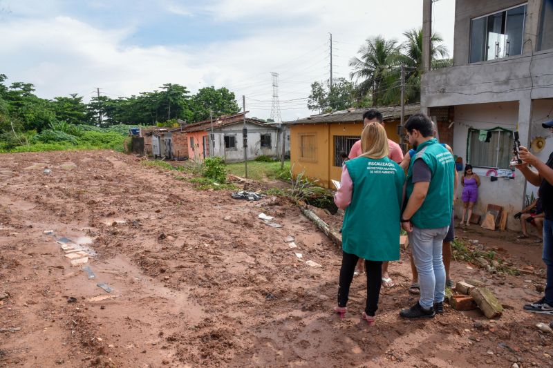 Equipe da Secretaria em notificação sobre o desabamento do muro na alameda Sofia no bairro Centro