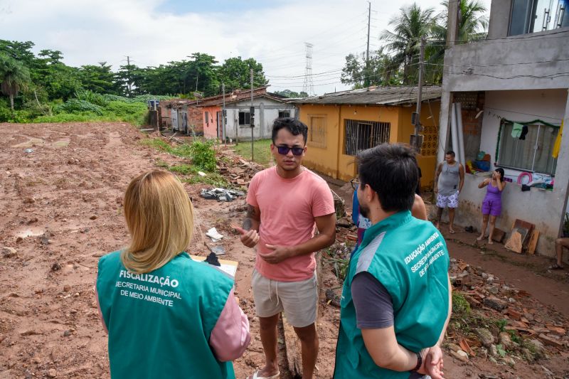 Equipe da Secretaria em notificação sobre o desabamento do muro na alameda Sofia no bairro Centro