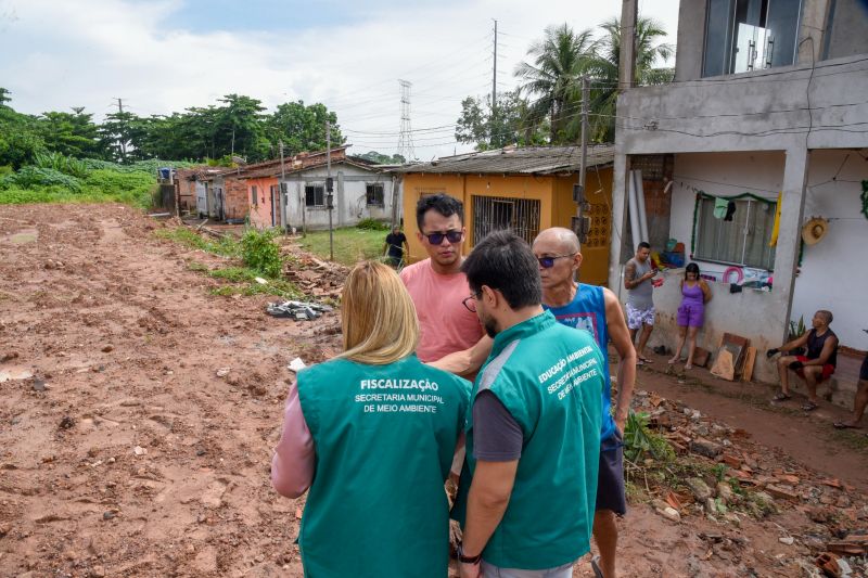 Equipe da Secretaria em notificação sobre o desabamento do muro na alameda Sofia no bairro Centro