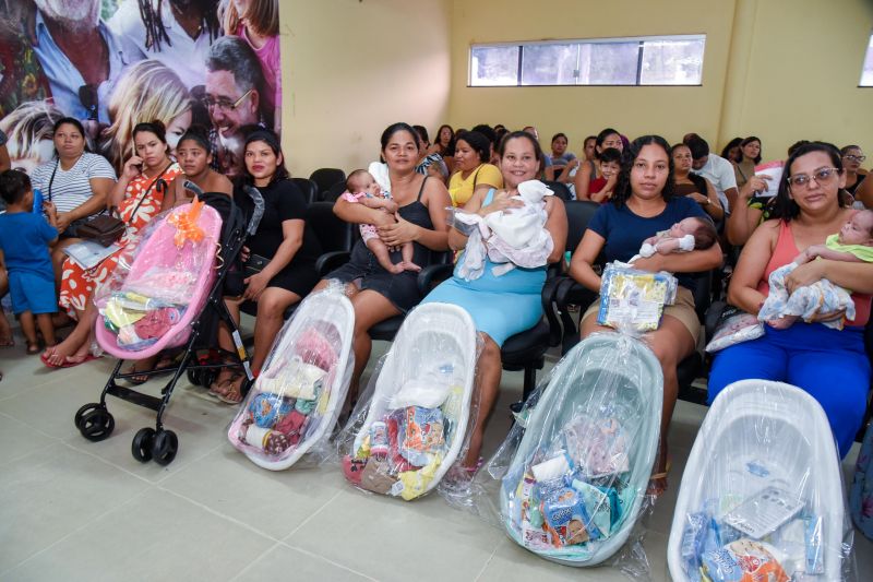 Entrega de Kit Enxoval