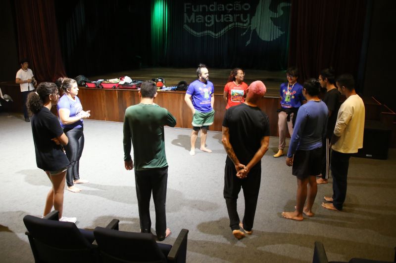 Oficina de Circo no teatro municipal de Ananindeua