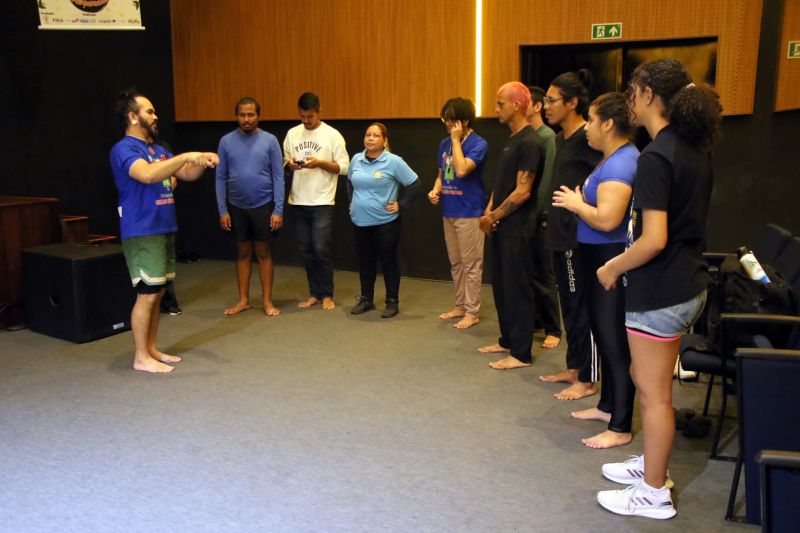 Oficina de Circo no teatro municipal de Ananindeua