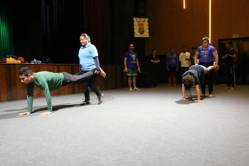 Oficina de Circo no teatro municipal de Ananindeua