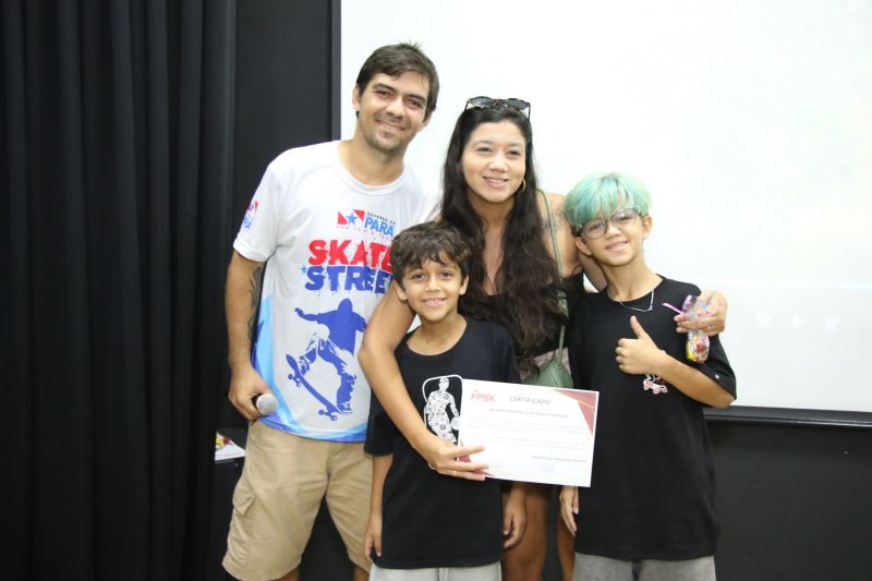 Café com skate edição especial em comemoração do dia Internacional da mulher e melhores do ano no Céu das Artes
