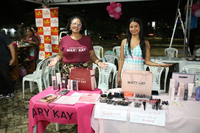 Festival de Bolos na praça da Bíblia