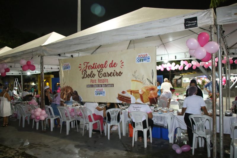 Festival de Bolos na praça da Bíblia
