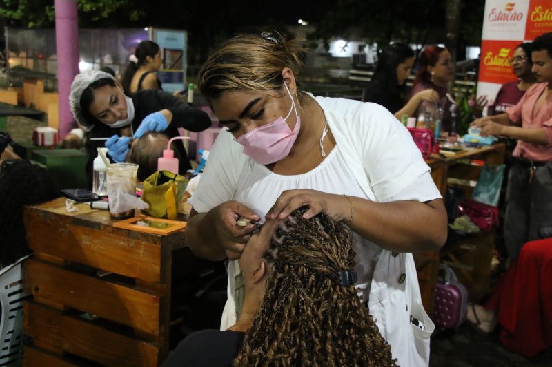 Festival de Bolos na praça da Bíblia