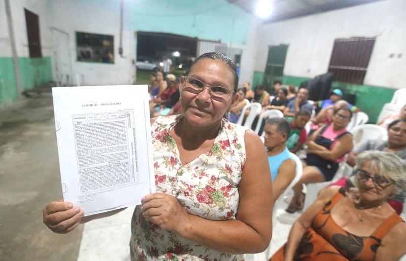 Entrega de títulos de propriedade no centro comunitário do Floresta Parque